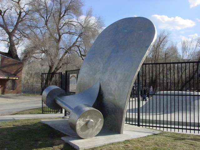 escultura-skate-aço